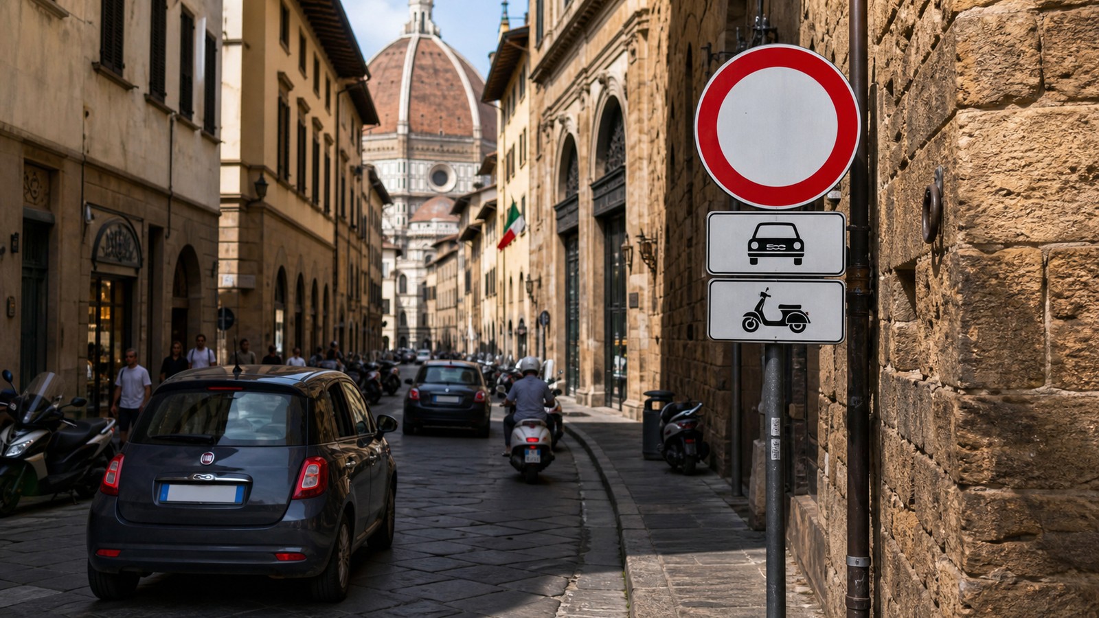 Rue de centre historique italien avec signalisation de restriction de circulation, image de couverture pour un article ZTL Italie