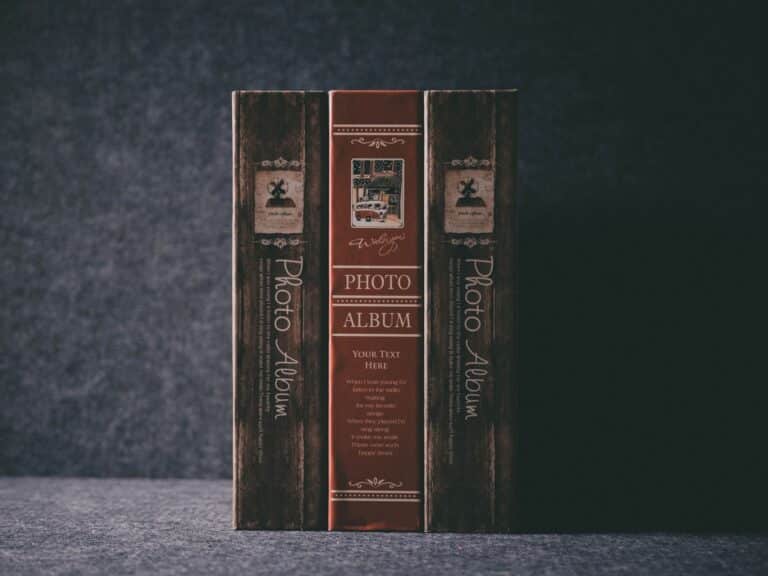 trois albums photos vintage avec couverture bois et détails marron, concept nostalgie et souvenirs