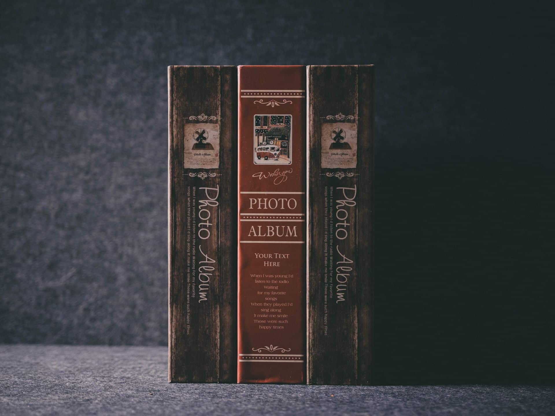 trois albums photos vintage avec couverture bois et détails marron, concept nostalgie et souvenirs