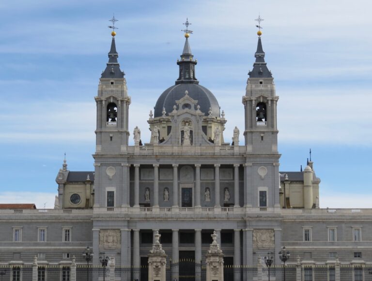Vêtements pour Madrid et Lisbonne en road trip : guide 2026