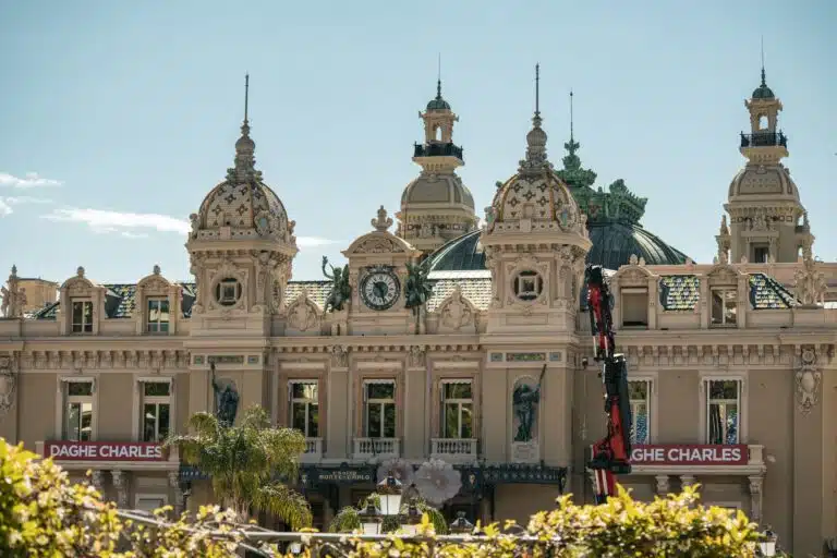 casino monte-carlo façade avec dômes dorés et architecture belle époque