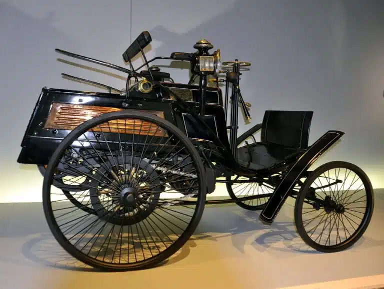 voiture ancienne noire avec cabriolet et accessoires vintage pour voyage