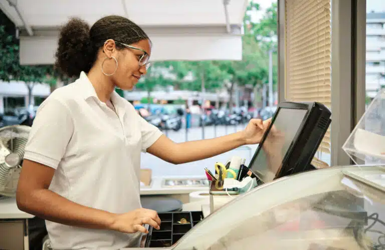 Caisse enregistreuse et solutions de paiement : comparatif location vs achat