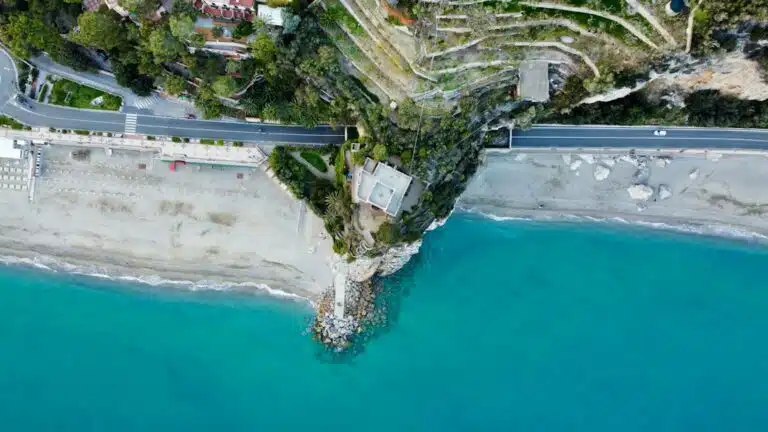 Route côtière à la frontière franco-italienne près de Menton