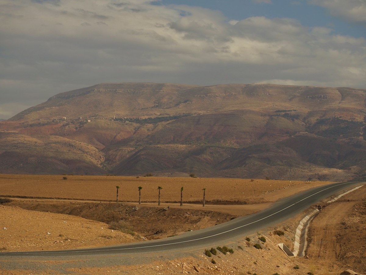 Route sinueuse dans le désert marocain